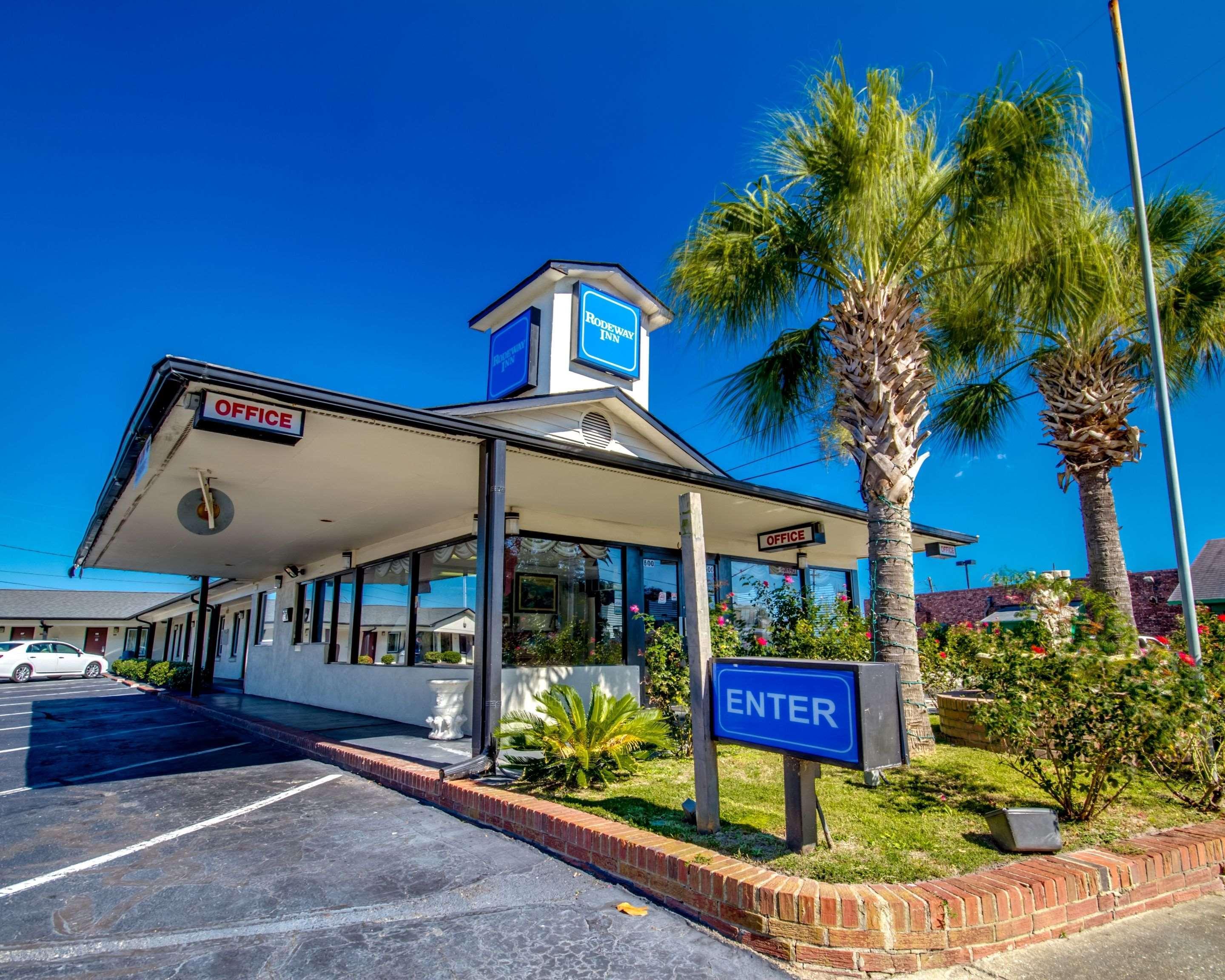 Econo Lodge *
